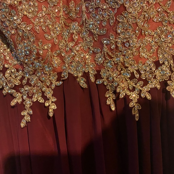 Beautiful Maroon/burgundy flowy prom dress - Picture 3 of 9